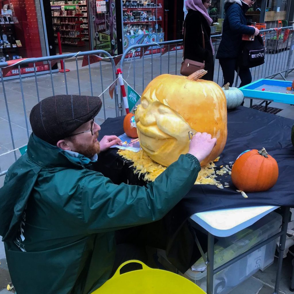giant_pumpkin_carving_uk