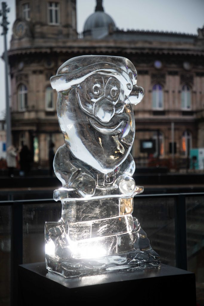 father_christmas_ice_sculpture_uk